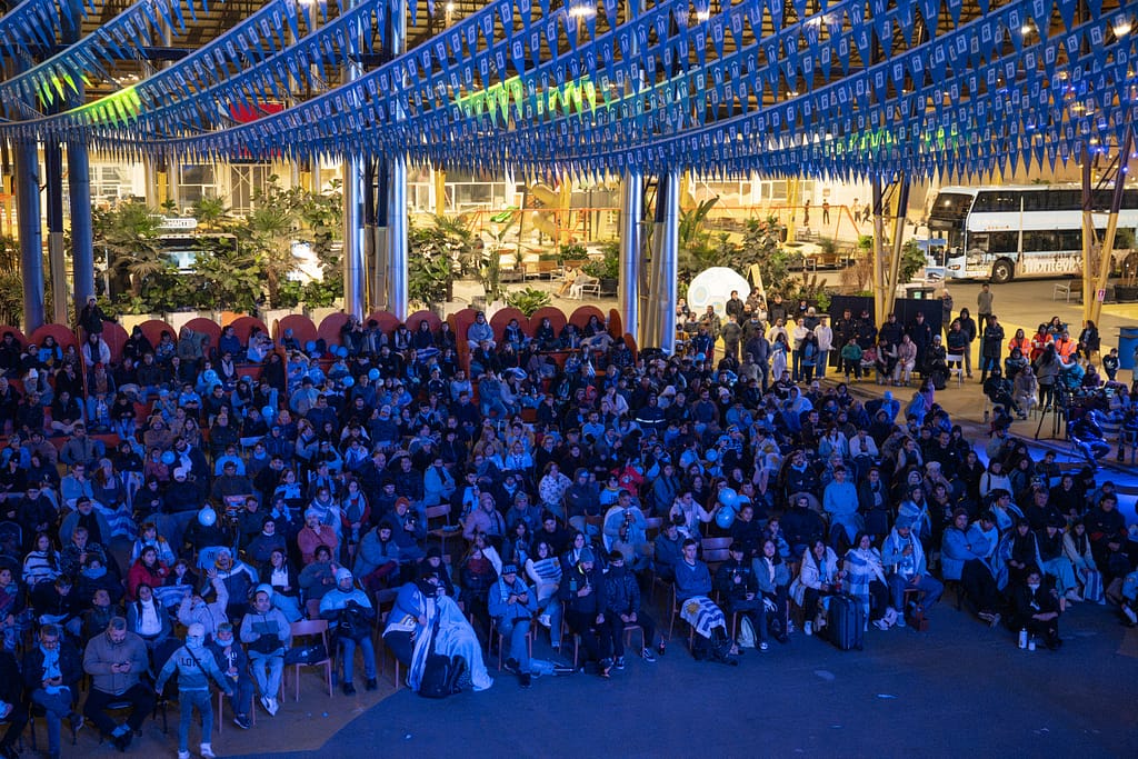 Fan Fest oficial de la Celeste durante Uruguay vs Arabia Saudita en la Explanada Municipal