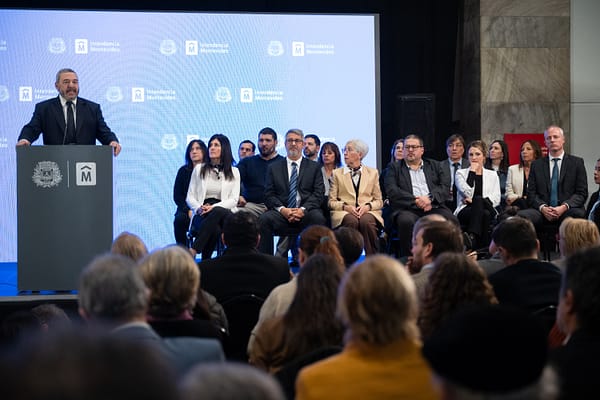 Un atrio municipal colmado dio la bienvenida al nuevo intendente