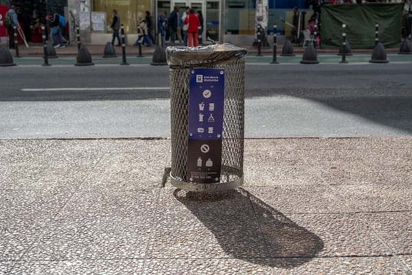 ¿Cuál es el uso correcto que debe darse a las papeleras en los espacios públicos?