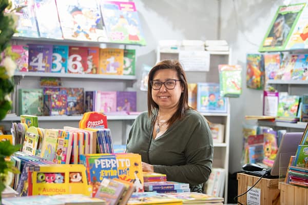 Libreros y libreras destacan la masividad de la Feria del Libro